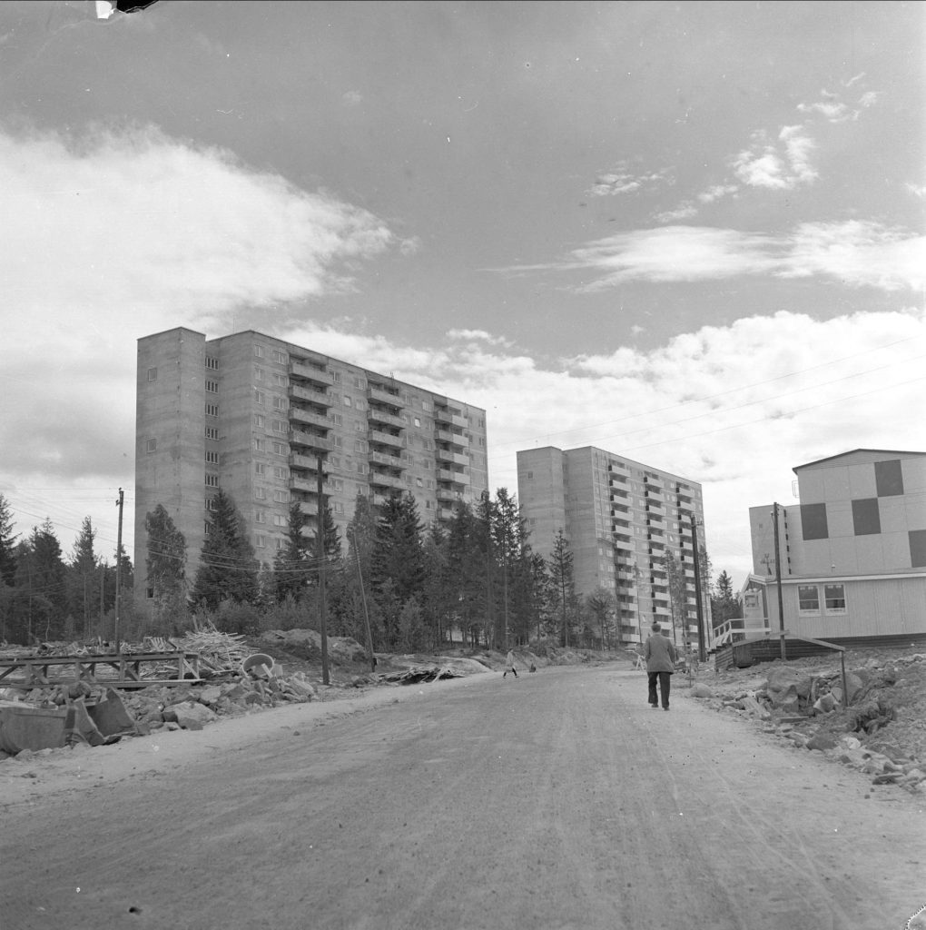 Bøler, Oslo, 03.06.1957. Byggefeltet. Vei og boligblokker.