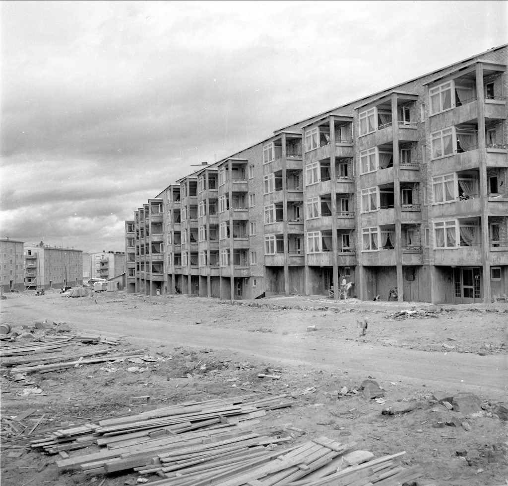 Bøler, Oslo, 03.06.1957. Byggefeltet. Boligblokker og vei.
