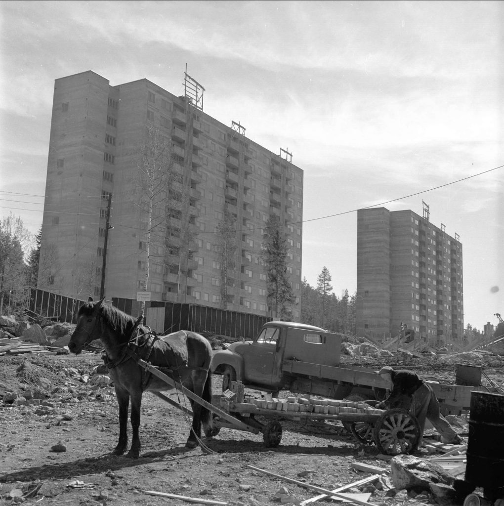 Bølerlia, Oslo, 19.06.1956. Boligblokker, lastebil og mann med hest og vogn.